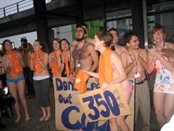 寒空の下、水着や下着姿で温暖化反対を訴える若い男女グループ