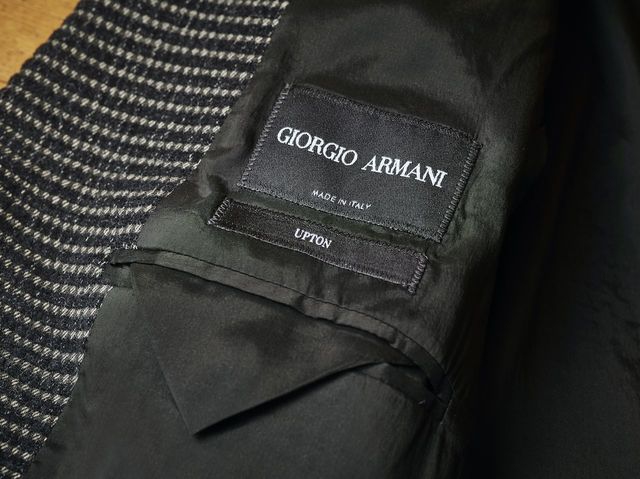 アルマーニの「ニットジャケット」、気心地はそのまま美しさを 