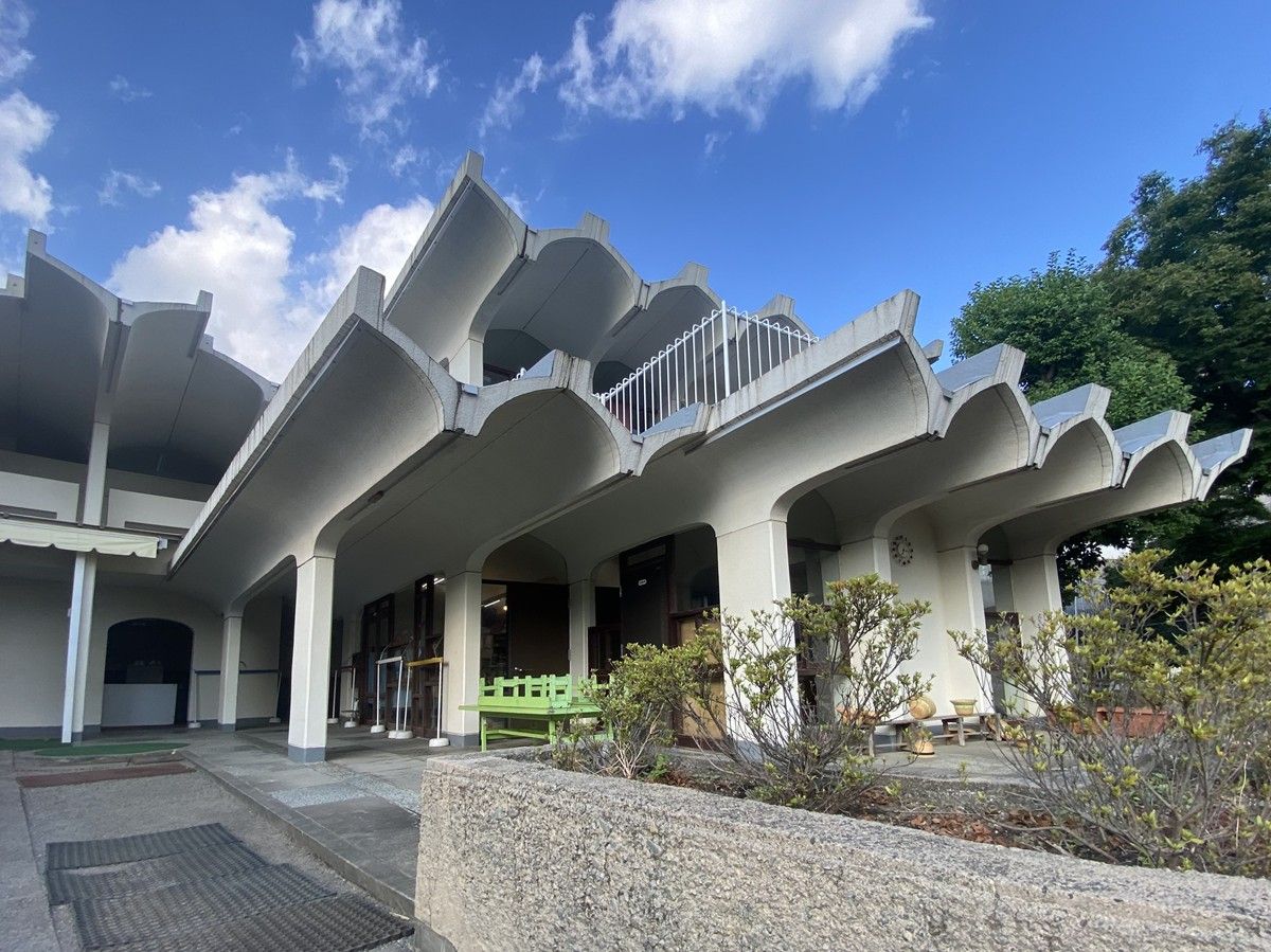 写真ギャラリー2枚め｜知る人ぞ知る丹下健三の傑作（1）曲面の庇が