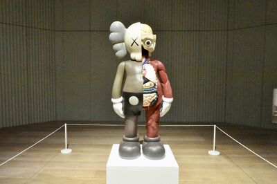 KAWSとバンクシー、どちらが好み？ドイツMUCAよりアーバン・アートの