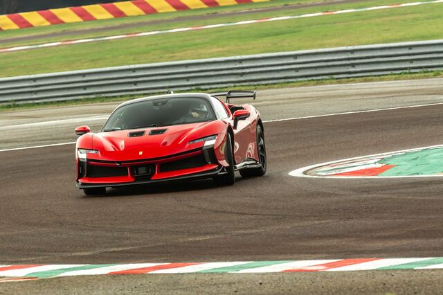 SF90 XX ストラダーレに試乗 1億円超の公道モデルから見えるフェラーリの戦略 腕を磨いて1030馬力を手懐けろ!新時代・フェラーリ