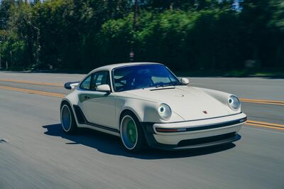 往年の964型911を贅沢にモディファイするシンガーのレストモッドに試乗