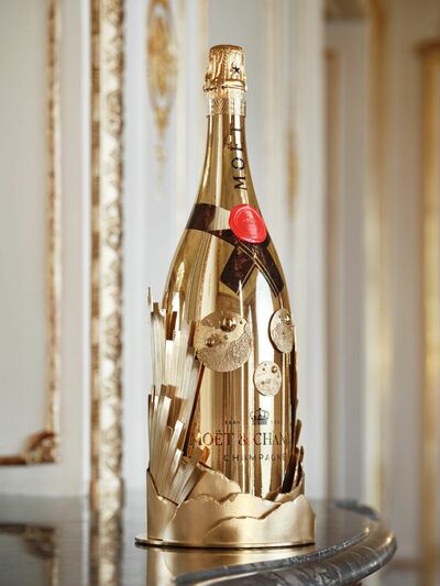 ガラスのボトルシップに入ったロールス・ロイスのガラス細工 夏はガラスで